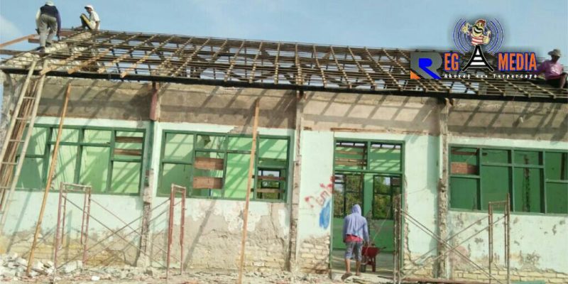 Sejumlah pekerja mulai melakukan pembongkaran dan rehab pembangunan SMPN 1 Kedungdung. 