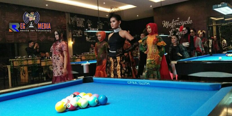 Penampilan para finalis diajang Culture Night Putri Batik Sampang di Bunga Billiard (B2) Cafe.