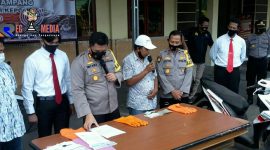 Konferensi pers Polres Sampang dalam pengembalian motor milik warga Surabaya yang ditemukan di Sampang, Madura.