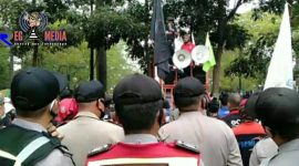 Massa saat melakukan aksi didepan kantor DPRD Kota Cimahi.