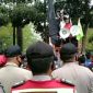 Massa saat melakukan aksi didepan kantor DPRD Kota Cimahi.