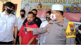 Kapolres Sampang (AKBP Didit BWS) meminta keterangan tersangka saat melakukan aksi pembunuhan.