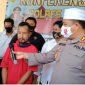 Kapolres Sampang (AKBP Didit BWS) meminta keterangan tersangka saat melakukan aksi pembunuhan.