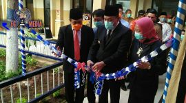 Bupati Sampang (H. Slamet Junaidi) melakukan pemotongan pita peresmian Laboratorium PCR, didampingi Direktur RSUD, Sekda dan Kadinkes Kab. Sampang.