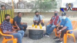 Sejumlah warga bersama Reporter Rega Media (Asmar Endi) saat menunggu jaringan telepon normal.