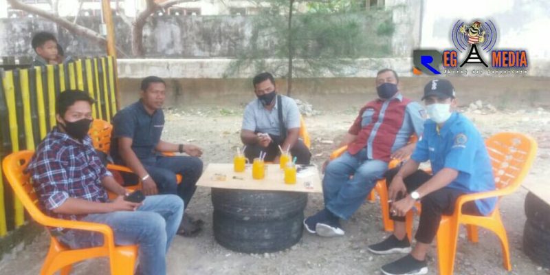Sejumlah warga bersama Reporter Rega Media (Asmar Endi) saat menunggu jaringan telepon normal.