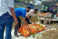 Tim Inafis Polres Bangkalan saat mengevakuasi jenazah ke RSUD Bangkalan.