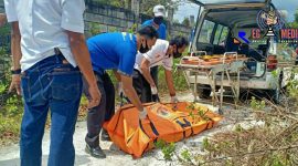 Tim Inafis Polres Bangkalan saat mengevakuasi jenazah ke RSUD Bangkalan.