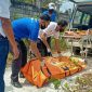 Tim Inafis Polres Bangkalan saat mengevakuasi jenazah ke RSUD Bangkalan.