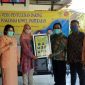 Ketua Kegiatan Pengabdian Kepada Masyarakat UTM (Dinda Rizki Tiara) saat menyerahkan video penyuluhan tentang covid-19 kepihak Puskesmas Kowel, Pamekasan.