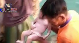 Warga Pulau Mandangin saat mengevakuasi mayat bayi yang ditemukan.