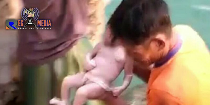 Warga Pulau Mandangin saat mengevakuasi mayat bayi yang ditemukan.