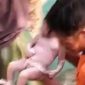 Warga Pulau Mandangin saat mengevakuasi mayat bayi yang ditemukan.