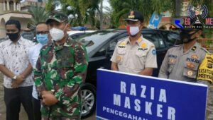 Warga Aceh Selatan Yang Tidak Memakai Masker Dijalan Ditindak Membersihkan Halaman Masjid