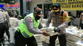 Kapolres Bangkalan (AKBP Rama Samtama Putra) menyerahkan bantuan beras secara simbolis kepada anggotanya.