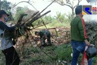 Kerja bhakti bersama Kodim 0609/Cimahi, Komunitas Peduli Lingkungan (KPL) Leuwigajah, dan masyarakat di wilayah Cireundeu, Leuwigajah Kota Cimahi.