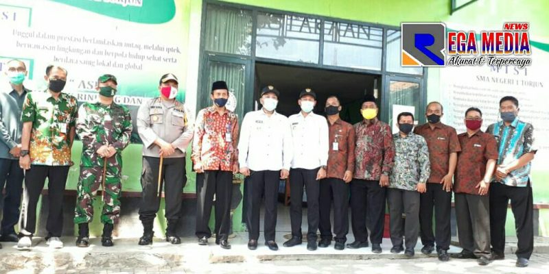 Pose bersama Kepala SMAN 1 Torjun (Sugeng Harinanto) bersama Bupati Sampang (H. Slamet Junaidi) dan  Wakil Bupati Sampang (H. Abdullah Hidayat) beserta forkopimda.