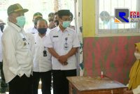 Bupati Sampang (H. Slamet Junaidi) tinjau langsung uji coba pembelajaran tatap muka di SMAN 1 Ketapang. (Dok. Prokopim Pemkab Sampang).