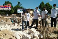 Tim monev meninjau langsung pengerjaan pembangunan Puskesmas Jrengik, pengerjaan pondasi dikoreksi.