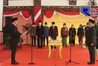 Bupati Sampang (H. Slamet Junaidi) saat melantik Kepala BKPSDM (Yuliadi Setiawan) sebagai Sekda.