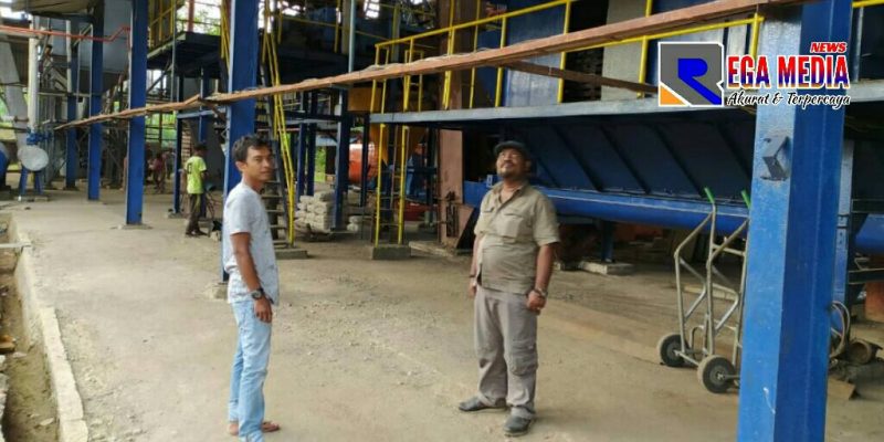 Ketua FORMAK (Ali Zamzami) saat meninjau lokasi pabrik minyak kepala sawit milik Pemkab Aceh Selatan.