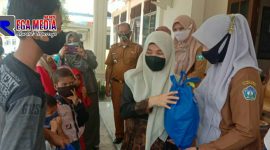 Penyerahan bantuan spesifik kepada beberapa anak sekolah yang terdampak covid-19, di Aceh Selatan.