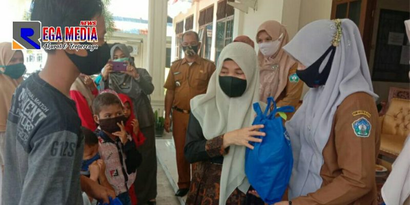 Penyerahan bantuan spesifik kepada beberapa anak sekolah yang terdampak covid-19, di Aceh Selatan.