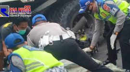 Satlantas Polres Cimahi tengah mengevakuasi korban kecelakaan.