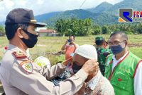 Kapolsek Pasie Raja (Iptu Adrianus) saat membagikan masker kepada warga Gampong Silolo, Aceh Selatan.