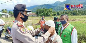 Cegah Covid-19, Gampong Silolo Jadi Target Polsek Pasie Raja Bagi-Bagi Masker