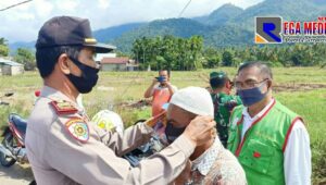 Cegah Covid-19, Gampong Silolo Jadi Target Polsek Pasie Raja Bagi-Bagi Masker