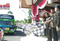 Wakil Bupati Sampang (H. Abdullah Hidayat) saat melepas pemberangkatan study banding rombongan AKD ke Banyuwangi.