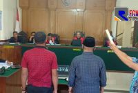 Kedua saksi saat diambil sumpahnya dalam sidang kasus pembunuhan di Bangkalan.