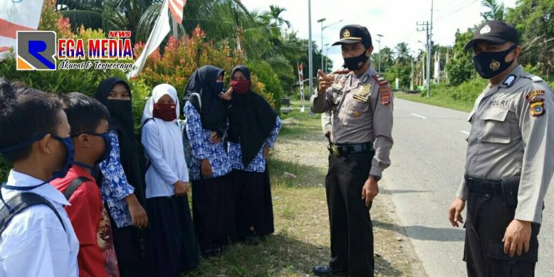 Kapolsek Pasie Raja (Iptu Adrianus) saat memberikan pemahaman kepada pelajar,  pentingnya menggunakan masker saat pandemi covid-19.