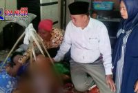 Ahmad Widan, seorang bocah yang menderita penyakit kanker penis tengah dikunjungi anggota DPRD Bangkalan.