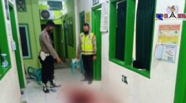 Polisi saat menunjukan TKP penikaman oleh SP
