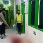 Polisi saat menunjukan TKP penikaman oleh SP