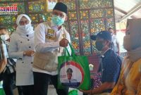 Secara sombolis Bupati Bangkalan (R. Abdul Latif Amin Imron) saat memberikan paket sembako kepada warga penyandang disabilitas.
