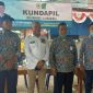 Anggota Komisi V DPR RI (Syafiuddin Asmoro) saat berpose bersama Kepala Balai di Jawa Timur Kementerian PUPR
