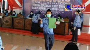 Kisah Haru Penerima SK PNS Dari Bupati Sampang, Pernah Merantau Hingga Jadi Kuli Bangunan