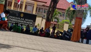 Duduki PN Pamekasan, Puluhan Alumni Panyepen Dukung JPU dan Hakim Jatuhi Hukuman Maksimal Terhadap ‘Suteki’