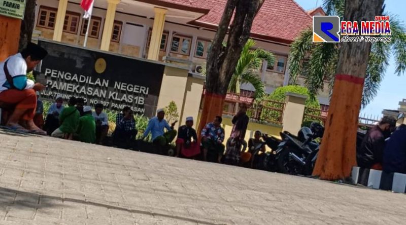 Puluhan alumni tampak mengikuti jalannya persidangan di depan Pengadilan Negeri Pamekasan.