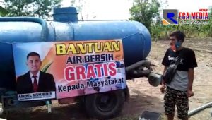 Amiril, Sespri Menteri Kelautan dan Perikanan Bagikan Air Bersih Pada Warga Pamekasan Terdampak Kekeringan