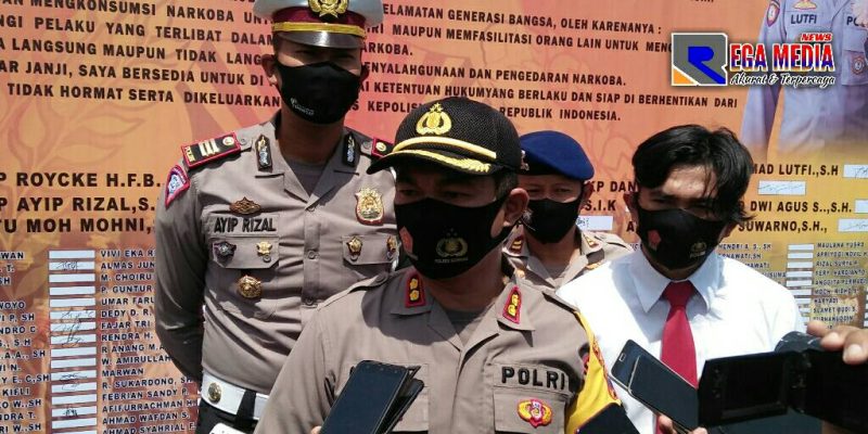 Kapolres Sampang (AKBP Abdul Hafidz Azis) saat diwawancara awak media didamping Kasat Lantas dan Kasat Reskrim.