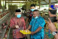 Kepala Dinas Pendidikan Propinsi Aceh (Rachmat Fitri) saat meninjau lokasi peternakan SMKN 1 Gandapura. 