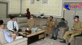 Tengah berbincang, Pimpinan PT Bank Aceh Syariah Cabang Tapaktuan dengan Bupati Aceh Selatan.