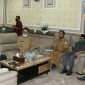 Tengah berbincang, Pimpinan PT Bank Aceh Syariah Cabang Tapaktuan dengan Bupati Aceh Selatan.