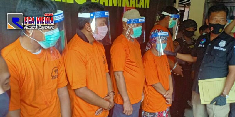 Konferensi Pers; Polres Bangkalan berhasil ungkap dan tunjukkan para pelaku penyalahgunaan narkoba jenis sabu-sabu. 