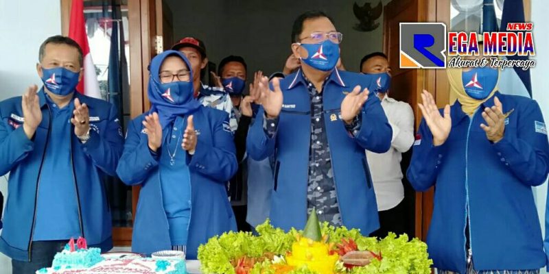 Tasyakuran Hari Ulang Tahun Partai Demokrat ke-19, di Kantor DPC Demokrat Kota Cimahi, Jalan Sangkuriang.