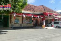 Halaman Puskesmas Kedungdung terlihat lengang dari kendaraan.